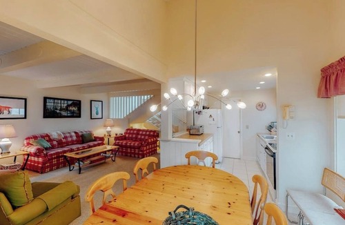 Bromley Mountain Condo | Bright & cheery condo with seasonal pool access