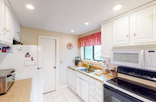 Bromley Mountain Condo | Bright & cheery condo with seasonal pool access