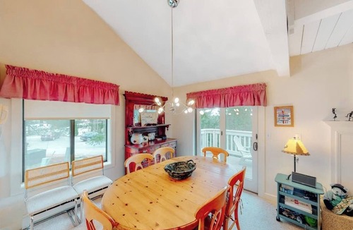 Bromley Mountain Condo | Bright & cheery condo with seasonal pool access