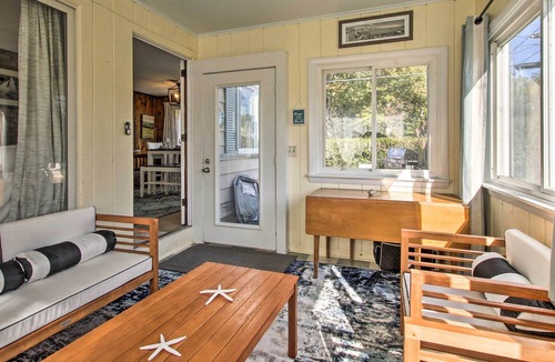 Niantic Cottage | Bright Coastal Cottage: 600 Feet to Private Beach!