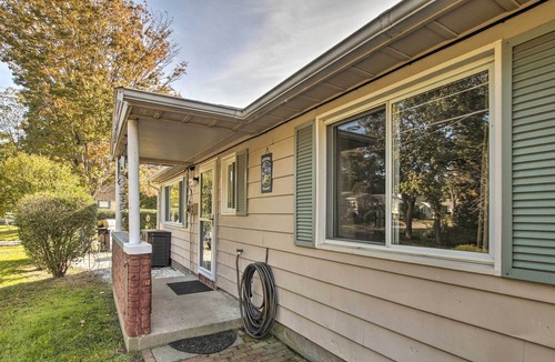 Niantic Cottage | Bright Coastal Cottage: 600 Feet to Private Beach!