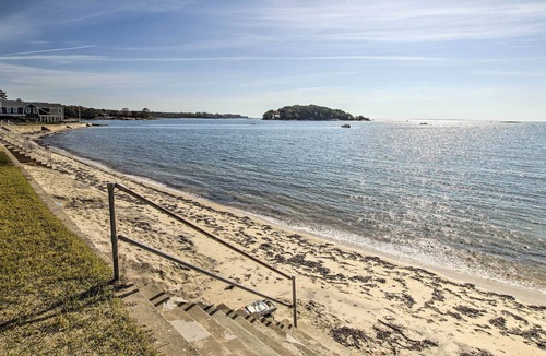 Niantic Cottage | Bright Coastal Cottage: 600 Feet to Private Beach!