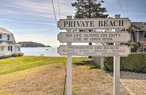 Niantic Cottage | ☀️Bright Coastal Cottage - Private Beach 🏖 600 ft