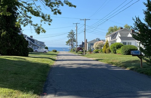 Niantic Cottage | ☀️Bright Coastal Cottage - Private Beach 🏖 600 ft