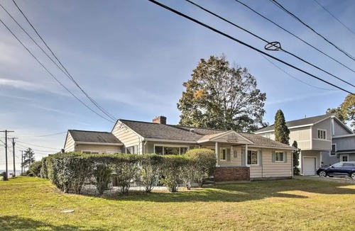 Niantic Cottage | ☀️Bright Coastal Cottage - Private Beach 🏖 600 ft