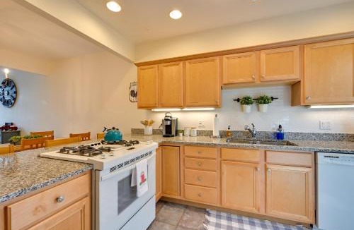 West Hartford House | Bright Condo w/Community Perks: Near Ski Quechee!
