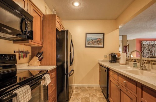 North Conway Condo | Bright condo with WiFi, fireplace, outdoor pool, & excellent location