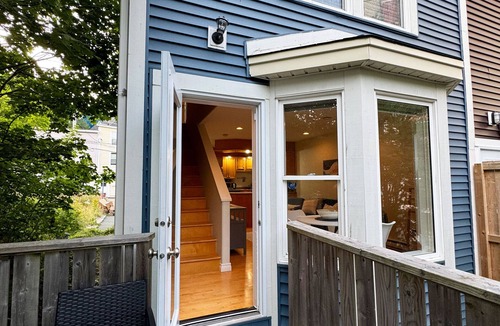 Downtown St. John's House | Bright Modern Home in the City Centre! Two Parking Spots + Fireplace ⭐️⭐️⭐️⭐️⭐️