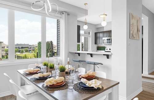 Ottawa Division House | Bright modern Ottawa home facing park, sleeps 8, 25min to downtown.Pet Friendly.