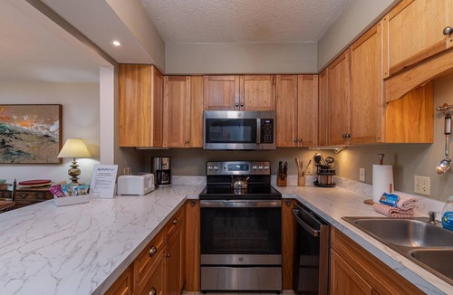 Warren Condo | Bright mountain condo w/fireplace near Sugarbush