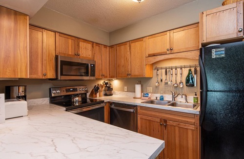 Warren Condo | Bright mountain condo w/fireplace near Sugarbush