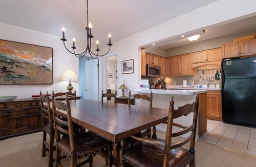 Warren Condo | Bright mountain condo w/fireplace near Sugarbush