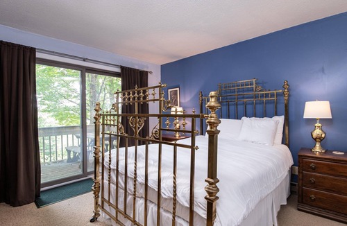 Warren Condo | Bright mountain condo w/fireplace near Sugarbush