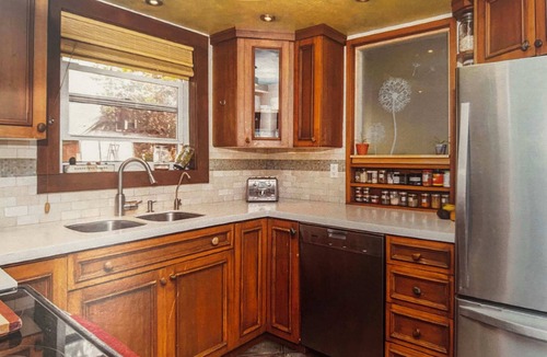 Old Ottawa East House | Bright Room in Beautiful Old Ottawa East. Steps from Canal. Ottawa at its best.