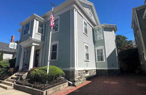Historic Hill Apartment | Bright & Sunny 1 Bed/1 Bath/Dog Friendly on Historic Spring St.