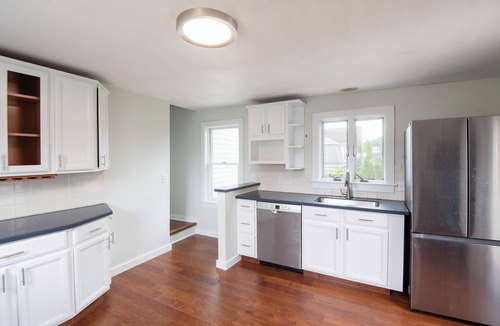 Off Broadway Apartment | Broadway Hideaway: Newly Renovated 3 Bed Unit- Broadway neighborhood- Newport