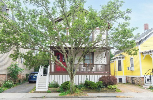 Off Broadway Apartment | Broadway Hideaway: Newly Renovated 3 Bed Unit- Broadway neighborhood- Newport