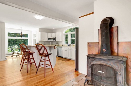 Londonderry House | Bromley; 7 min. XC skiing! 7 acres. Pond. Dogs OK.