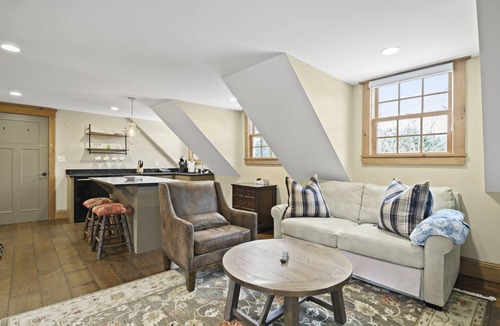 West Dover Hotel | Brook Bound Inn - Main Lodge - Suite w/pullout & Kitchenette - Room 205n