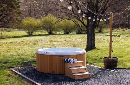 Bridgewater Corners House | Brookside Cabin and Hot Tub near Woodstock Vermont