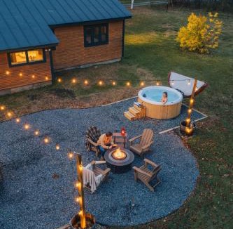 Bridgewater Corners House | Brookside Cabin and Hot Tub near Woodstock Vermont