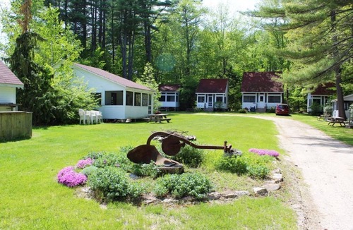 North Sebago Cottage | Brookside Cottage-Private Beach-Pets Welcome - Round Table Lodge, Sebago, Maine