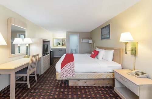 Seneca Falls Hotel | Budget-Friendly Room near Cayuga-Seneca Canal w/Easy Access to Finger Lakes