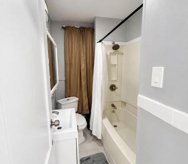 Beaver Hills House | Budget Private Room 3 near Yale & Hospitals Grasso