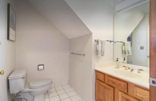 East Burke Apartment | Burke Mountain Condo, Steps to Kingdom Trails