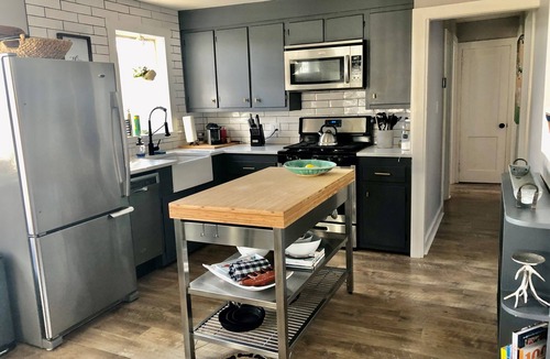 Bliss Corner House | Buzzards Bay Cottage w/water views and beach pass.