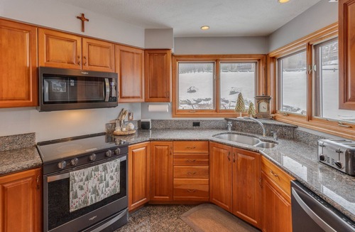 Carroll House | C15 Ski-In/Ski-Out Townhouse w/Hot Tub, AC & Stunning Mountain Views. Dog Friendly!