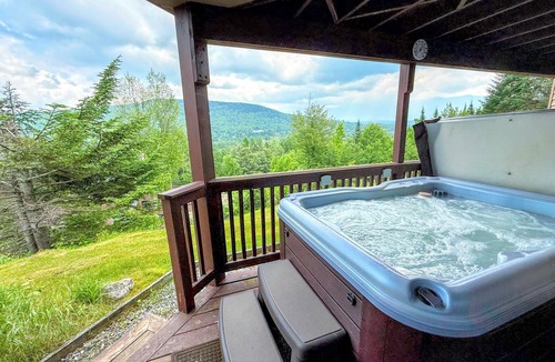 Carroll House | C15 Ski-In/Ski-Out Townhouse w/Hot Tub, AC & Stunning Mountain Views. Dog Friendly!
