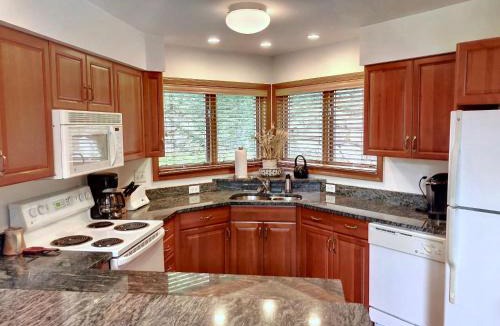 Bretton Woods House | C7 Beautifully appointed slopesideCrawford Ridge end unit townhome with fireplaces, yard
