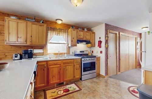 Westfield House | Cabin on 12 acres w/valley views, sledding hills, bbq, firepit, w/d, wifi