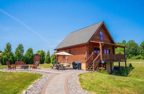 Geneva House | Cabin Otisco Lake Views Fire Pit & Pool Table