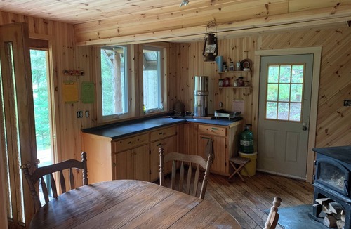 Brudenell Cabin | CABIN overlooking pond + HIKING to waterfalls & lookouts (completely off-grid)