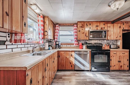 Shapleigh House | Camp S'Mores Waterfront Hot Tub Dogs FREE
