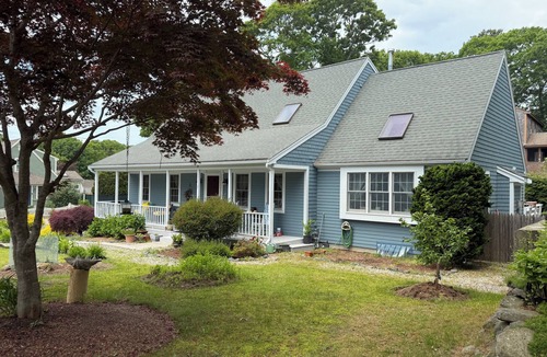 Mashpee House | Cape house in charming Mashpee walking distance to John’s Pond.