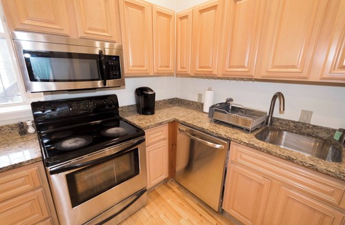 Southeast Apartment | CAPITOL HILL CHARMER: Monument to History & Politics