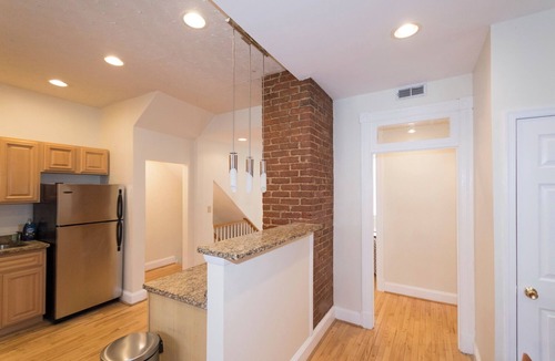 Southeast Apartment | CAPITOL HILL CHARMER: Monument to History & Politics