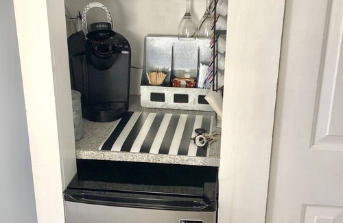 Off Broadway Apartment | Captains: Private Bath , Parking , Walk to town