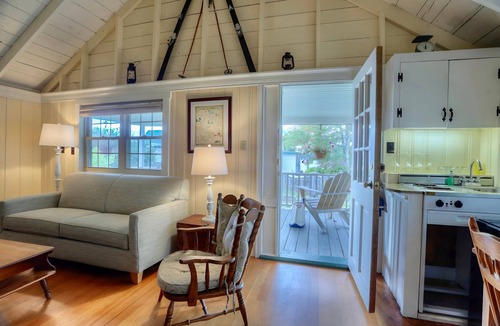 Boothbay Harbor Condo | Cardinal Cottage | 3BR + 3 Porches + Fireplace