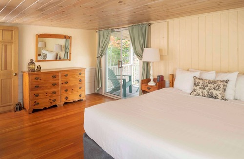 Boothbay Harbor Condo | Cardinal Cottage | 3BR + 3 Porches + Fireplace