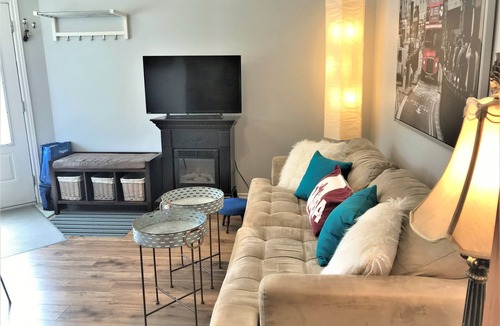 Carleton Place Apartment | Carleton Place Downtown Airbnb Apartment Retreat - Sleep Max 5