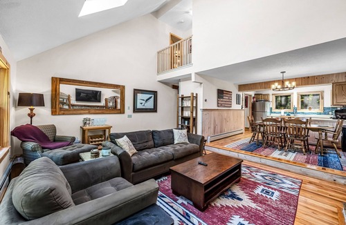 West Dover House | Casa Azul: HotTub, FirePit, Games, Mt Snow 10 Min