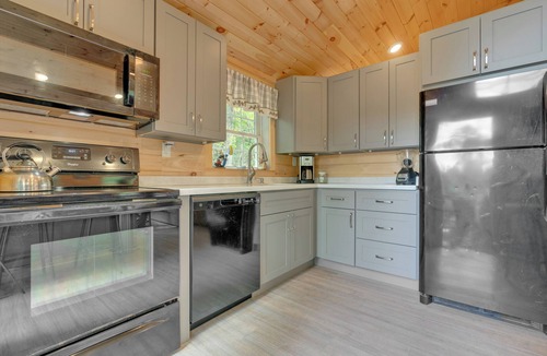 Lyman Cabin | Cast & Relax! Little Blue Cabin on Wadleigh Pond