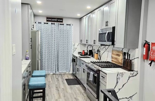 Newbold House | Catch Phillies Games, 5BR, Hot Tub, Sleeps 14