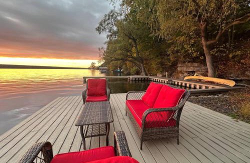 Washingtonville House | Cayuga lake cottage with private lake access