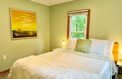 Washingtonville House | Cayuga lake cottage with private lake access