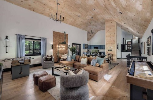 Wardsboro House | Cedar Hill Lodge | 10 Min to Mt Snow w/Hot Tub